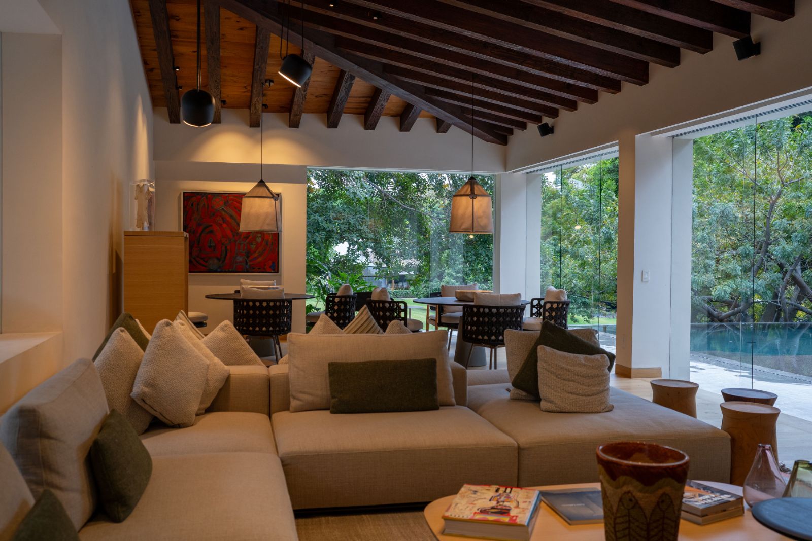 Casa Morelos — sala abierta al exterior