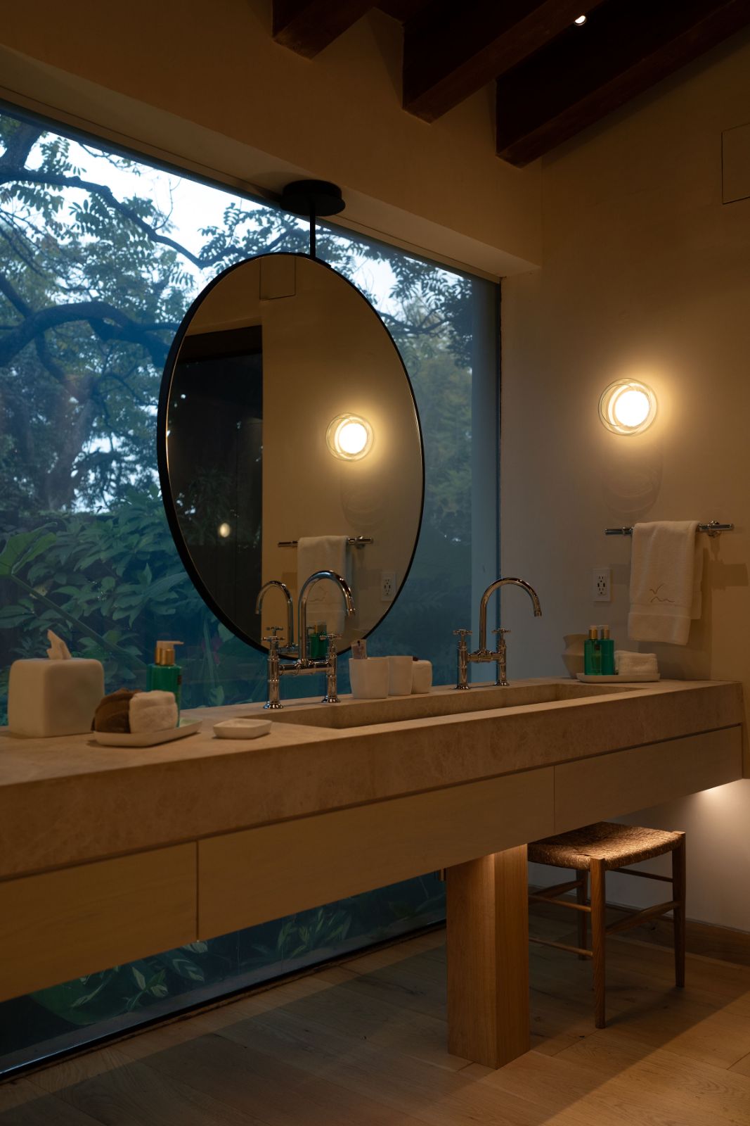 Casa Morelos — baño con ventana al jardín