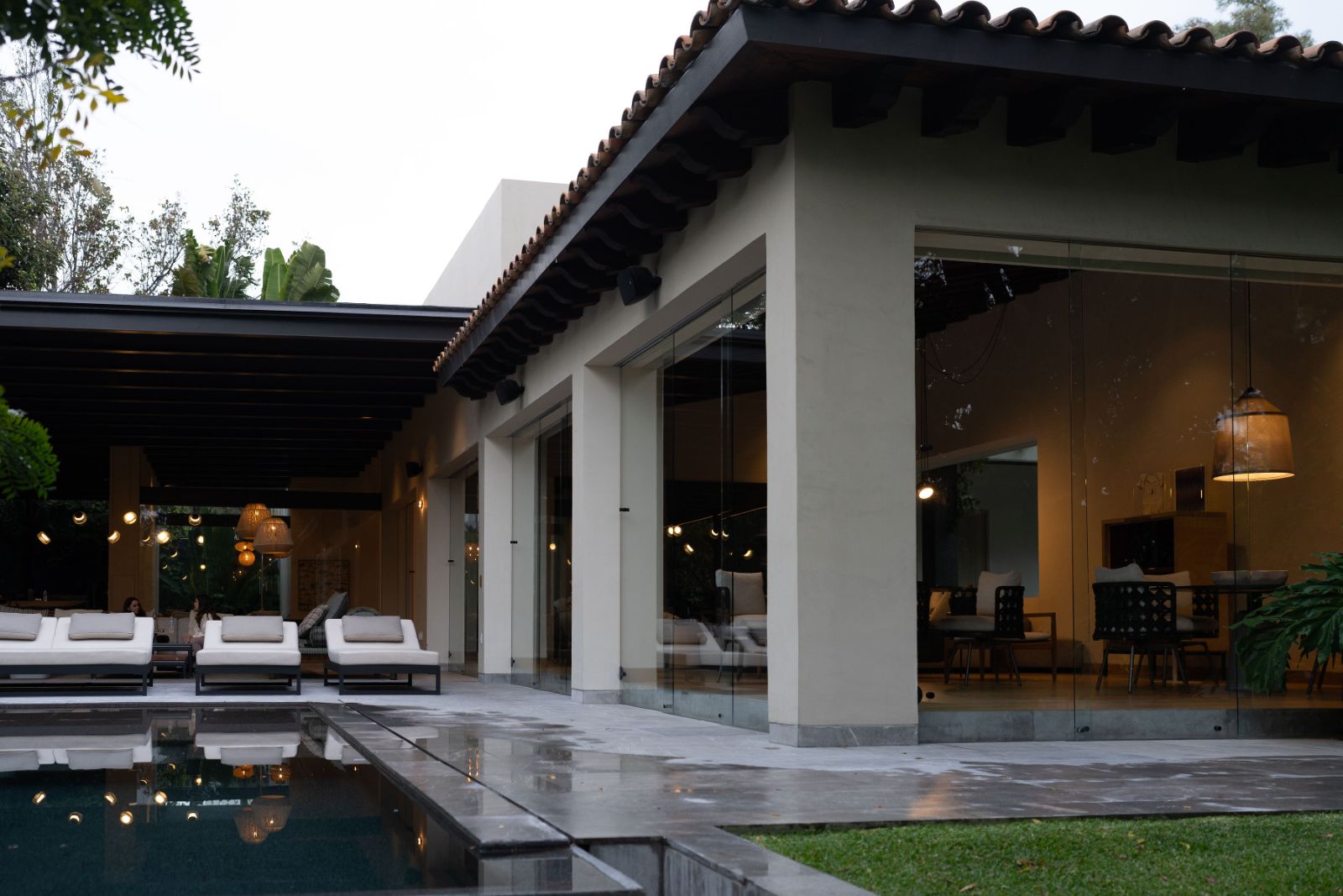 Casa Morelos — terraza y alberca al atardecer