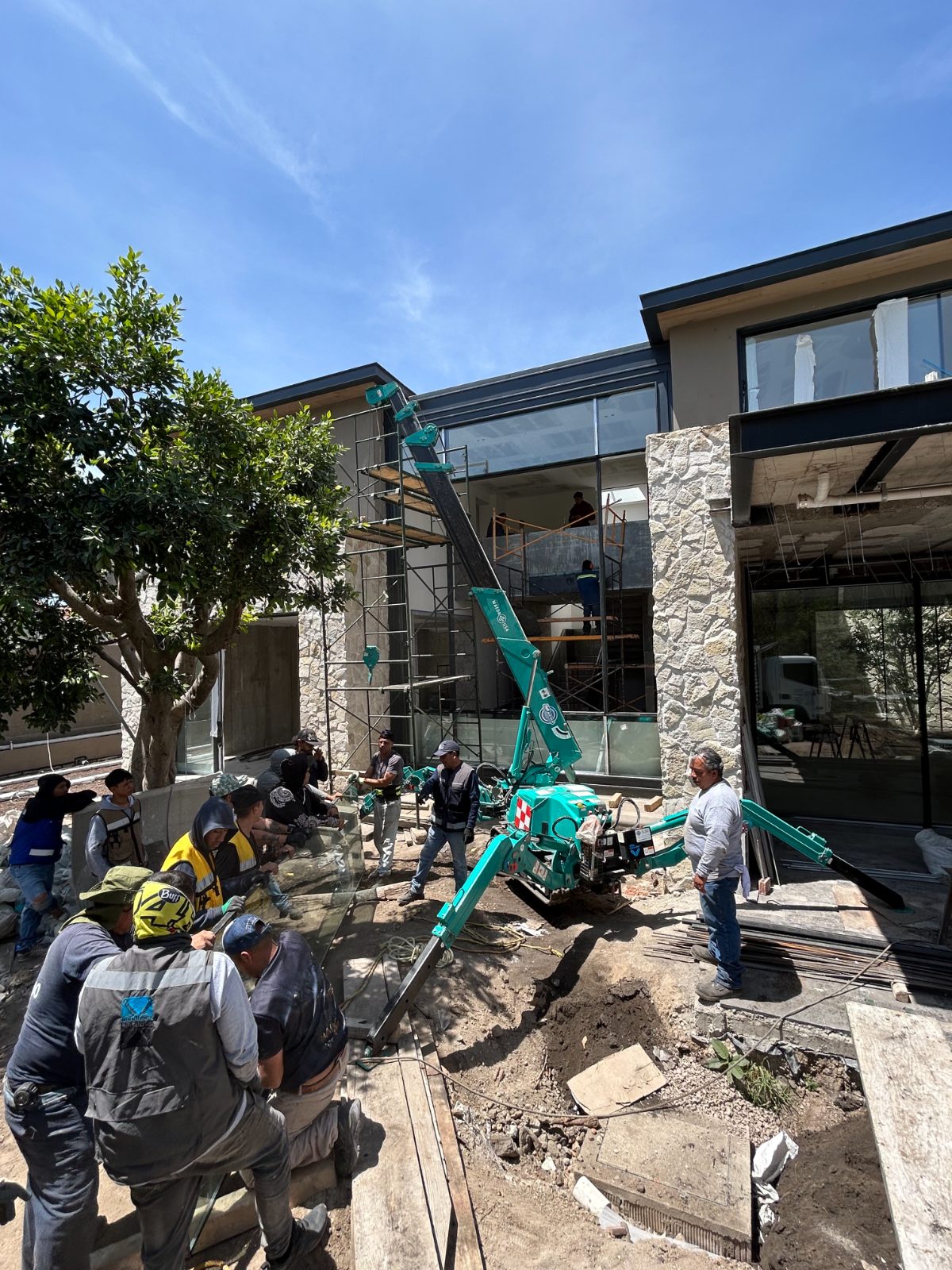 Equipo Lumica en maniobra de instalación de un cristal