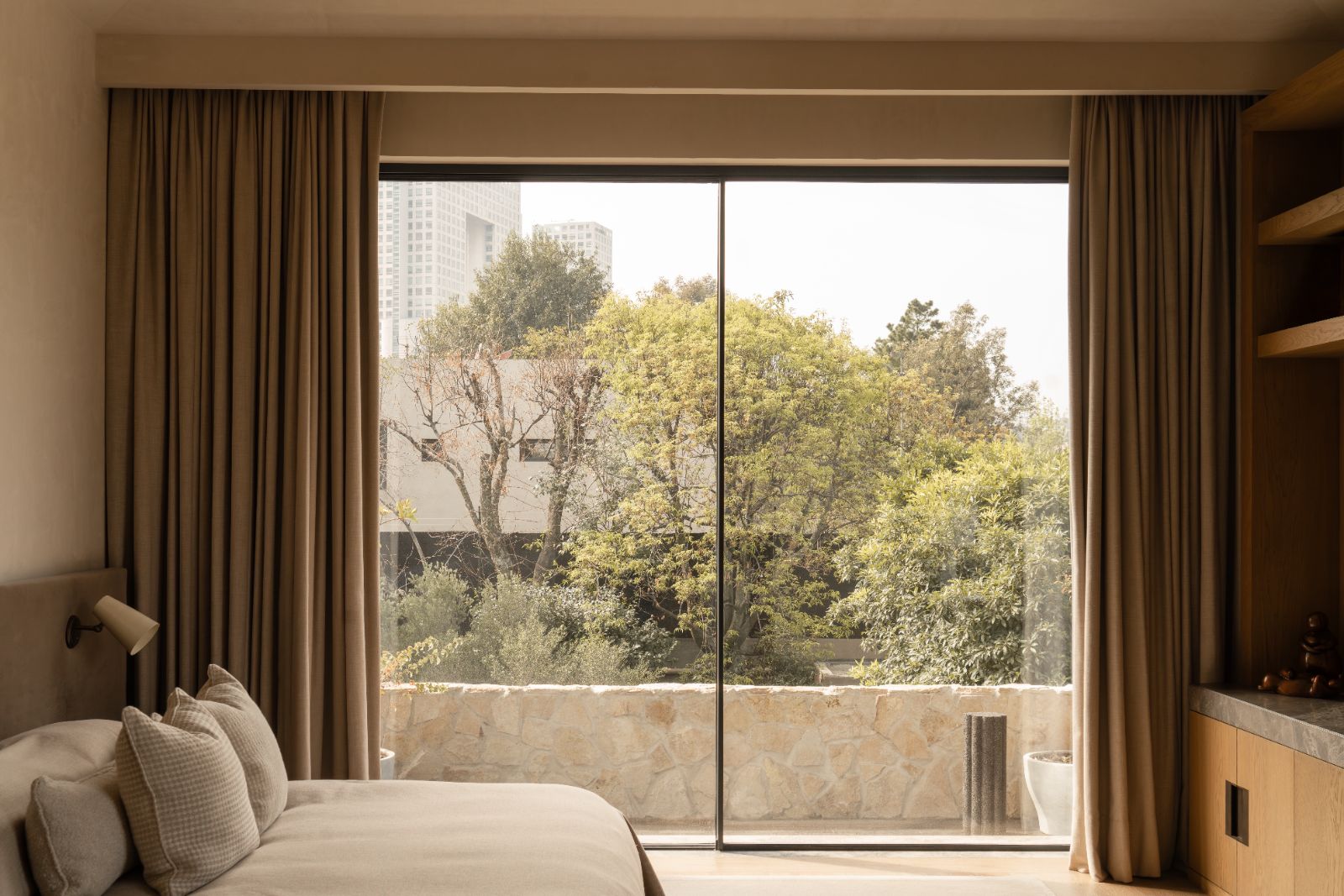 Guanábanos — recámara con cortinas de lino