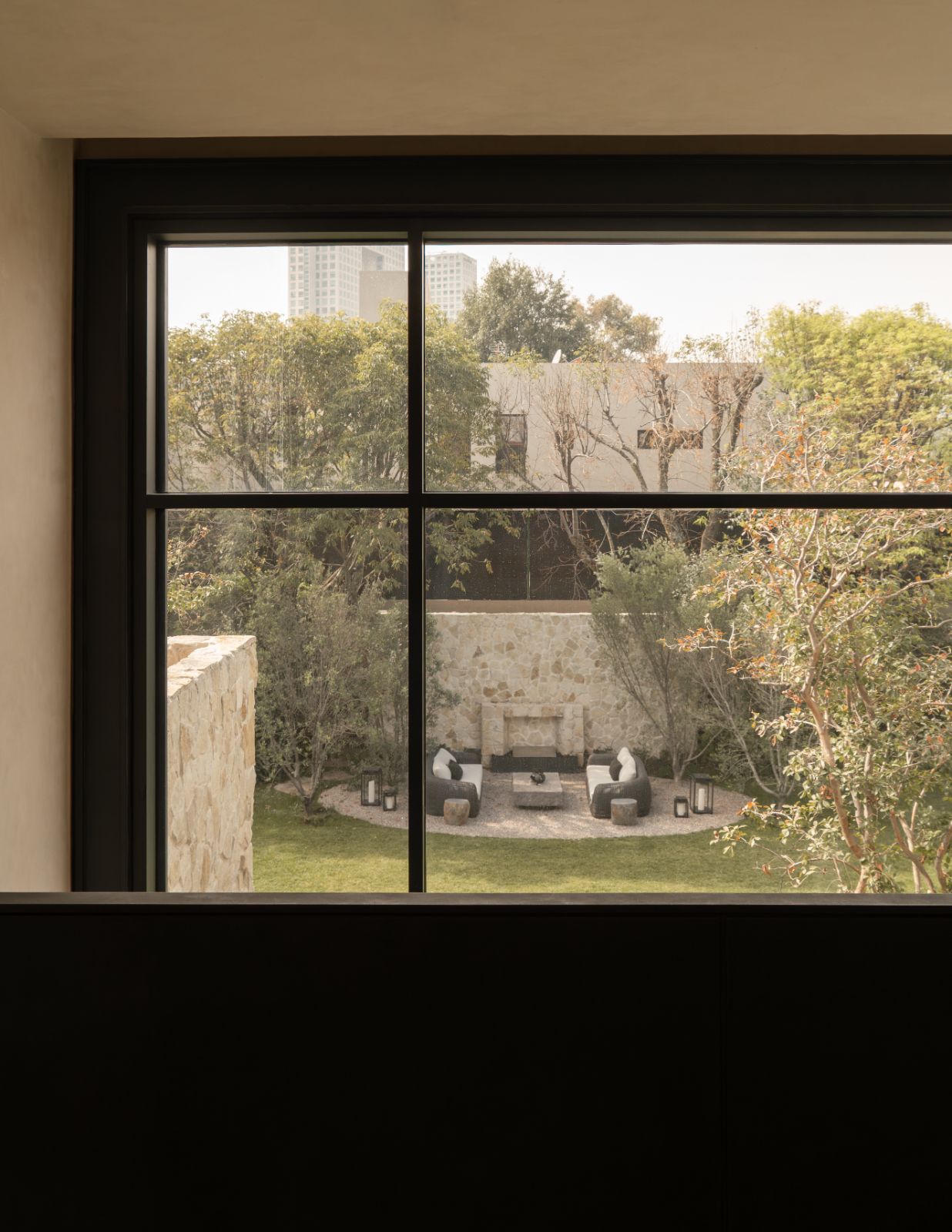 Guanábanos — ventana con vista al jardín