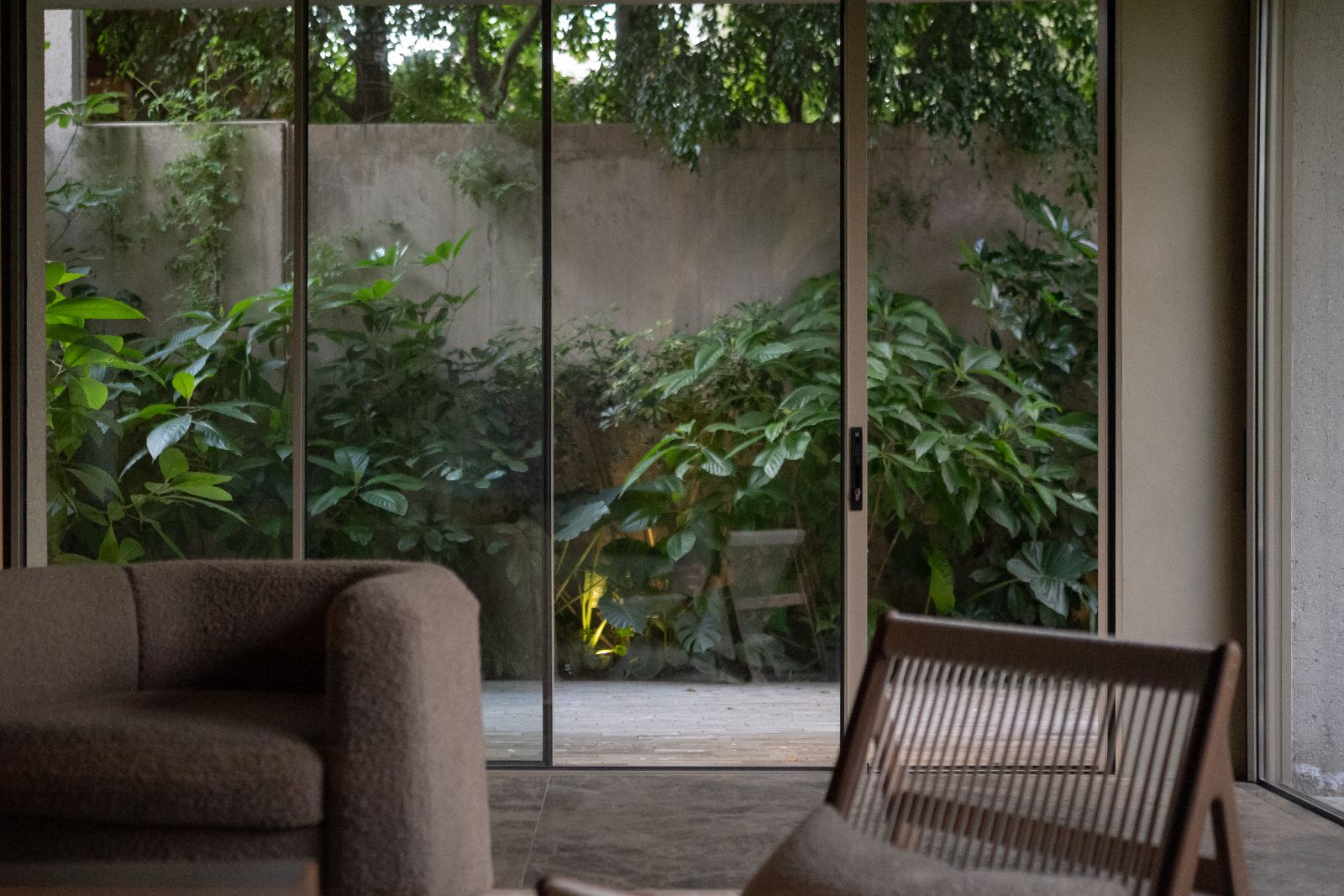 Mimosas — sillones junto al ventanal